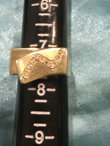 Ladies 18K Solid Yellow Gold Diamond Ring Size 7.5 Signed Zigzag Design