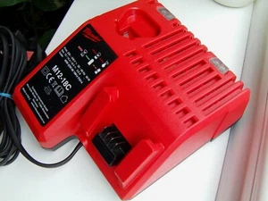 Milwaukee M12-18C 18V - 14,4V - 12V 18V Li-ION DUAL PORT AKKU LADEGERÄT - Bild 1 von 24