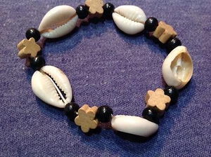 Grandmas Jewelry ~ Vintage Shell and Wooden Star Beads Island Bracelet Stretchy - Picture 1 of 3
