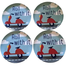 Juego de 4 placas Pottery Barn Kids 9" rollo con él melamina scooter DIFÍCIL DE ENCONTRAR - Imagen 1 de 5