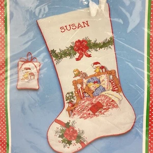 Kit Medias Vintage Holly Hobbie Punto de Cruz Navidad Abrazos Nuevo 1991  - Imagen 1 de 4