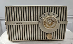 Radio Tubo Skymaster Modelo 341 Alimentado por Cable/Carcasa de Metal/De Colección/Raro - Imagen 1 de 5
