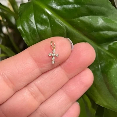 Крошечный кулон-крест с бриллиантами круглой огранки 0,1 карата с покрытием из желтого золота 14 карат - Изображение 1 из 4