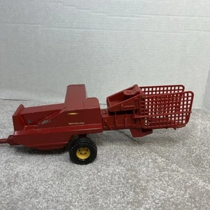 Vintage die cast ertl 1/16 new holland square baler red/yellow (needs hitch) - Picture 1 of 7
