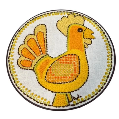 Arte de pared de gallo bordado crewel hecho a mano redondo 13,75 pulgadas decoración firmada Foto 1 de 4