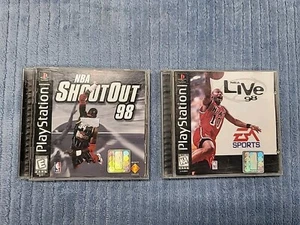 Lotto 2 giochi: NBA ShootOut 98 + NBA Live 98 (Sony PlayStation 1) 1998 PS1 CIB - Foto 1 di 3