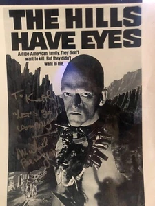 MICHAEL BERRYMAN SIGNIERT DIE HÜGEL HABEN AUGEN 11 X 17 POSTER *GENAUER BEWEIS* - Bild 1 von 2