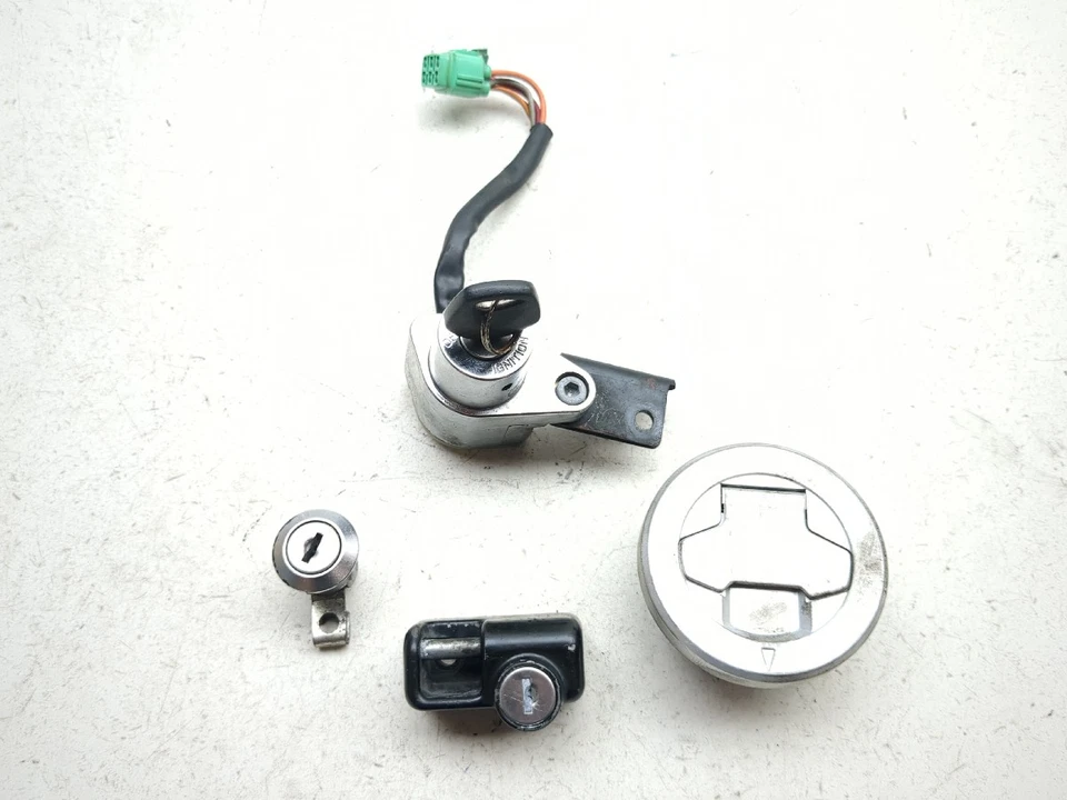 06-24 Suzuki VZR1800 M109R Juego de bloqueo Boulevard Interruptor de encendido Tapa Casco y llave Foto 1 de 4