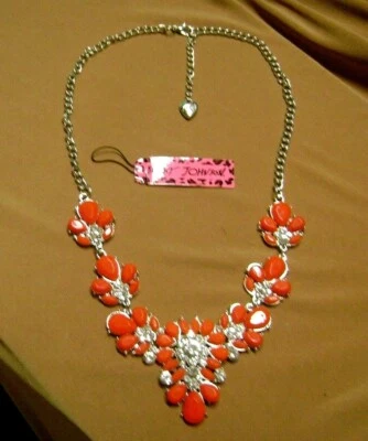 NUEVO CON ETIQUETAS - COLLAR BABERO DE CRISTAL FLOR ROJA BETSEY JOHNSON - VENDEDOR DE EE. UU. Foto 1 de 4