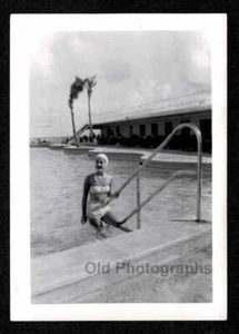 MOTEL POOL WOMAN SEXY 2 PIECE SWIMSUIT OLD/VINTAGE PHOTO SNAPSHOT- C575 - Picture 1 of 1