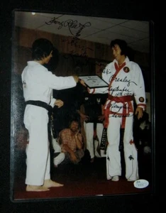 Orig Kang Rhee signiert 8x10 Elvis Presley 8. Grad Schwarzgürtel Testfoto JSA #1 - Bild 1 von 2