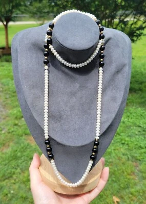 Elegante collar largo redondo de perlas blancas genuinas con cuentas de vidrio negro N1B Foto 1 de 4