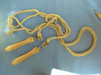 ANCIENNE CORDE A SAUTER VINTAGE - Photo 1/4