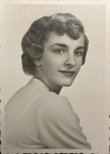 Foto pequeña de colección hermosa mujer joven foto en la cabeza niña de los años 50 - Imagen 1 de 2