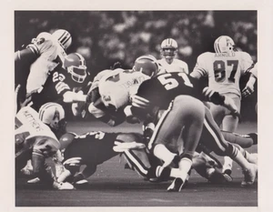TYPE 1: 1983 Press Photo Houston Oilers Running Back Earl Campbell .v. Browns - Picture 1 of 2