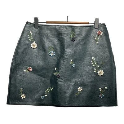 Minifalda Zara imitación cuero floral adornada con cuentas talla grande bohemia grunge Foto 1 de 4