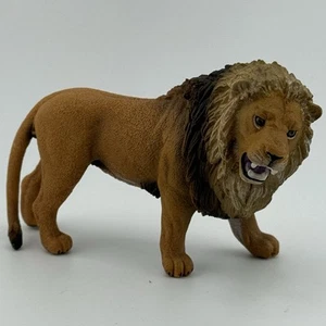 Schleich Maschio Leone 2014 Adulto Animale Fauna Selvatica Figura Africa Am Limes 69 D-73527 - Foto 1 di 8