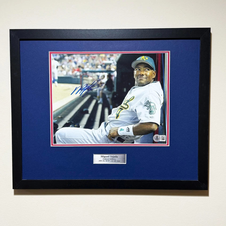 FOTO FIRMADA POR Miguel Tejada | oakland athletics | 2002 al mvp | enmarcado | certificado de autenticidad bajo Foto 1 de 4