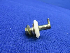 Golpeador de pin Cirrus SR-22 con ajuste buje puerta de cabina LWR 20268-003 (1221-586 - Imagen 1 de 7