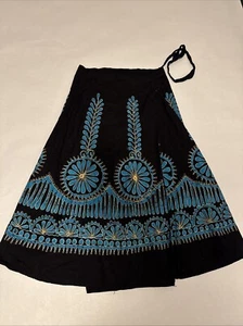 Schwarzer Wickelrock mit hellblauen Blumen Taille 26-29" Länge 28" Boho ausgestellt - Bild 1 von 2