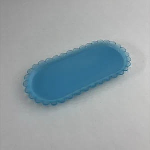 Bandeja festoneada de vidrio de leche azul opalino vintage baratija plato de mantequilla  - Imagen 1 de 7