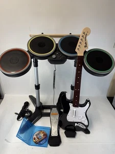 Rock Band 4 PS4 PS5 Wireless Bundle Stratocaster Gitarre Schlagzeug Mikrofon Spiel GETESTET - Bild 1 von 13
