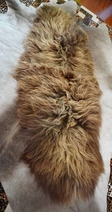 JUSTO PRECIOSO - UNA ALFOMBRA DE PIEL DE OVEJA ISLANDESA DE LANA LARGA DE DOBLE PIEL MARRÓN NATURAL - Imagen 1 de 9