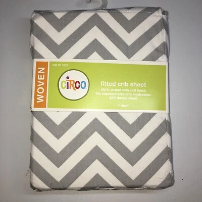 Приталенная простыня для кроватки Circo Target Серый Шеврон Нейтральный - Изображение 1 из 3