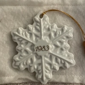 Avon Vintage 1983 Christmas Remembrance Ceramic Snowflake 14K Gold Made In Japan - Picture 1 of 8