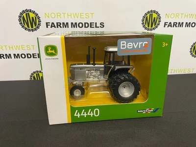 BRITAINS 43380 1:32 SCALE JOHN DEERE 4440 SILVER LIMITED EDITION - Image 1 of 4