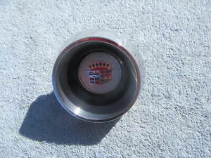 Rare Original 1960 Cadillac OEM Chrome Emblem Steering Wheel Center Horn Cap - Foto 1 di 3