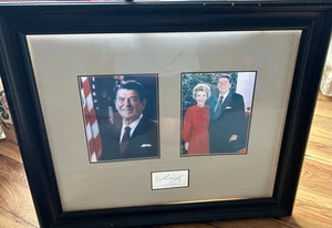 Biglietto da visita firmato e incorniciato Ronald Reagan con Nancy 40° Presidente degli Stati Uniti - Foto 1 di 2