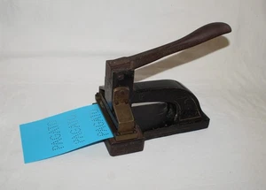 PERFORATRICE MANUALE PER TIMBRARE A SECCO "PAGATO" DA BANCA O UFFICIO PRIMO '900 - Foto 1 di 7