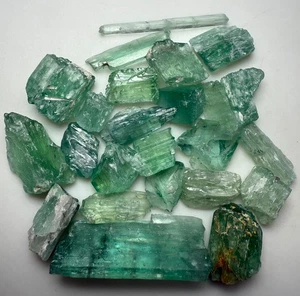Lote de 164 quilates de cristal de kuncita verde natural de alta calidad con calefacción de Afganistán. - Imagen 1 de 7