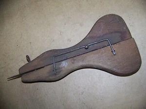 Vintage Antique Wood Shuttle Punch Sliding Needle Weaving Rug Hooking Tool - Picture 1 of 3
