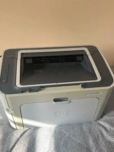 HP LeaserJet P1505 CB412A WORKGROUP Schwarzweißdrucker MIT Kabeln - Top - Bild 1 von 7