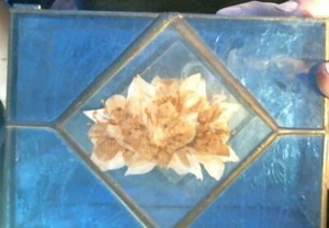 Portagioie in vetro colorato e inciso con fiori pressati - Foto 1 di 1