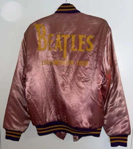THE BEATLES ~ GIRA AMERICANA 1965 ~ CHAQUETA DE SATÉN ~ MEDIANA - Imagen 1 de 14