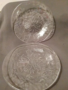 Par de placas en relieve de 8" Kjell Engmann mariposa floral Kosta Boda, etiqueta original - Imagen 1 de 8