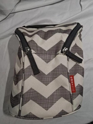 *Saco de almuerzo de Skip Hop pequeño aislado con asa ajustable Foto 1 de 4