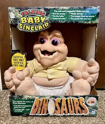 RARO 1991 Hasbro Disney’s Dinosaurs Talking Baby Sinclair Boneca Funcionando com Caixa - Imagem 1 de 4