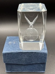 Pisapapeles de vidrio de cristal grabado con láser 3D águila en globo 1 lb. 3 oz, 3 1/8" x 1 7/8" - Imagen 1 de 12