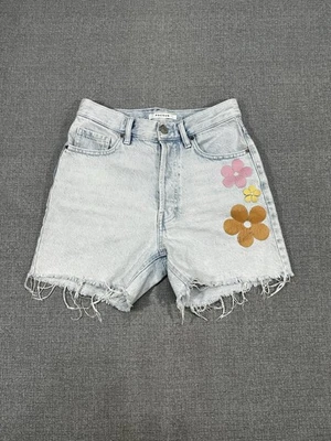 Pantalones Cortos Pacsun Bordados Floral Tiro Alto Denim Corte Deshilachado Dobladillo Foto 1 de 4