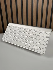 NEAR MINT Apple A1314 Wireless Bluetooth Keyboard Silver - TESTED - Picture 1 of 12