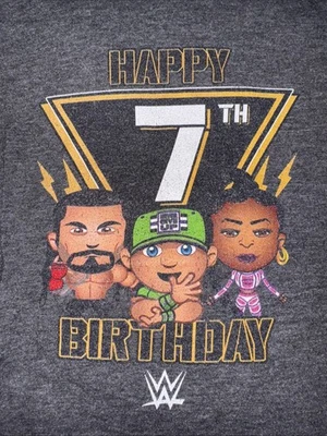 Camiseta WWE Feliz 7º Cumpleaños Gris Juvenil Pequeña Foto 1 de 4