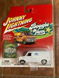 Johnny Lightning Boogie Vans 1977 Ford Econoline 150 1:64 Scale