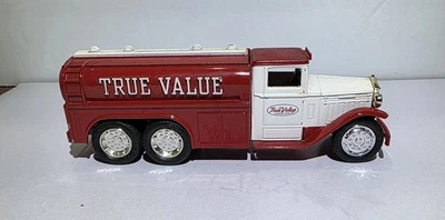 ERTL TRUE VALUE 1930 DIAMOND T 2 1/2 TON TANKER TRUCK COIN BANK WITH KEY - Image 1 of 4