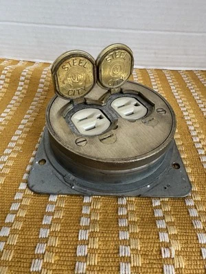 Placa de cubierta de piso de toma de corriente eléctrica de ciudad de latón de colección con toma de corriente Foto 1 de 4