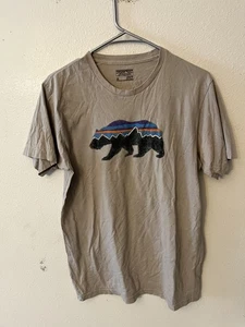 Camisa Pullover Patagonia Para Hombres Medio Bronceado Fitz Roy Oso Calce Ajustado Cuello Redondo Camiseta M - Imagen 1 de 5