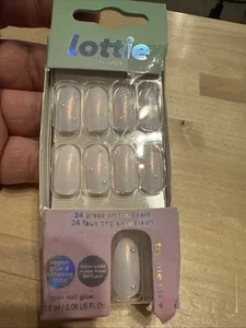 Juego de uñas postizas a presión Lottie London, esmalte perlado - Imagen 1 de 6